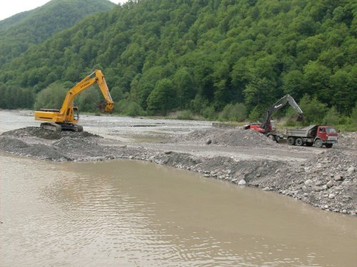 (2009.05.21) Незаконная добыча гравия в русле реки Шахе (г.Сочи)